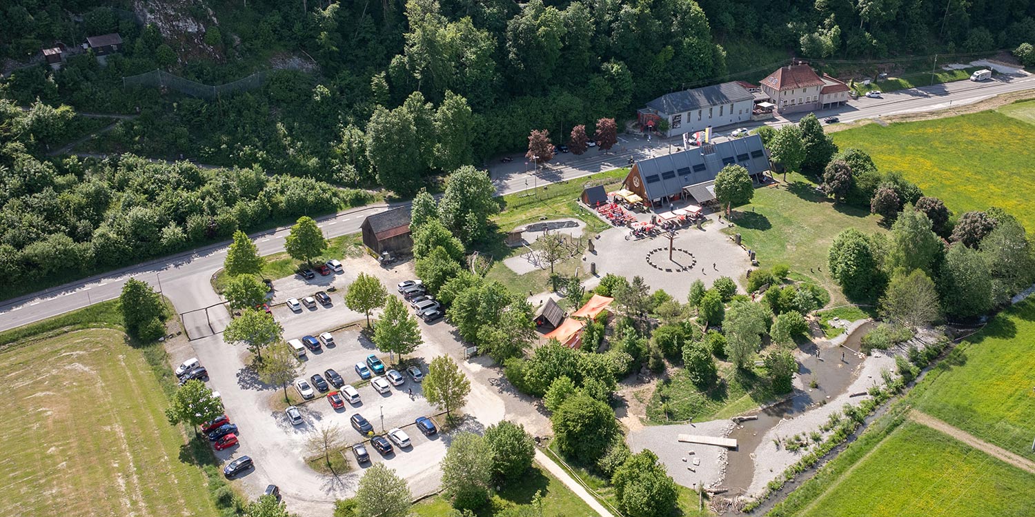 Die HöhlenErlebnisWelt Giengen-Hürben an der Charlottenhöhle aus der Luft gesehen.